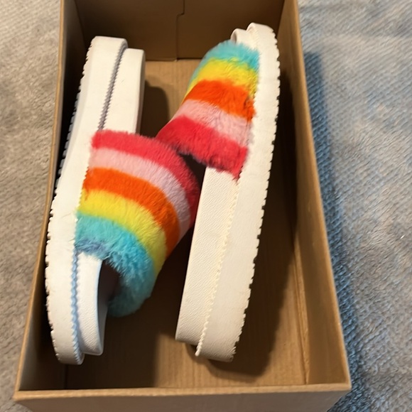 STEVE MADDEN SOPHLYN FUZZY RAINBOW SLIDES SANDALS 7 - Picture 8 of 10